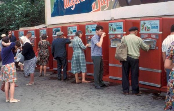 <br />
							Почему в СССР люди пили напитки из общего стакана (9 фото)
<p>					